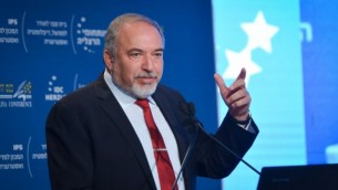 وزير الدفاع أفيغدور ليبرمان يتحدث في مؤتمر هرتسليا في المركز متعدد المجالات هرتسليا، 22 يونيو، 2017. (Flash90)
