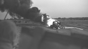 النيران مشتعلة في مركبة نقل فلسطينية جراء تعرضها لقصف من دبابة إسرائيلية خلال حرب الأيام الستة، 5 يونيو، 1967. (David Rubinger/Government Press Office)
