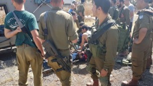 مسعفون في الجيش الإسرائيلي يقدمون العلاج لامرأة فلسطينية طعنت جنديا خارج مستوطنة ميفو دوتان شمال الضفة الغربية، 1 يونيو، 20017. (Samaria Regional Council)