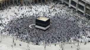 الحجاج المسلمون من جميع أنحاء العالم يطوفون حول الكعبة في المسجد الحرام في مدينة مكة السعودية، 9 سبتمبر، 2016، قبل يوم من بدء مناسك الحج السنوية. (AFP/Ahmad Gharabli)