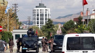 صورة توضيحية: قوات الشرطة الخاصة تقف للحراسة أمام السفارة الإسرائيلية في أنقرة، في تركيا بعد أن حاول رجل تركي مضطرب عقليا بحوزته سكينا اقتحام المبنى، 21 سبتمبر / أيلول 2016.  (AFP Photo/Adem Altan)