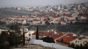الجدار الامني الذي يفصل بين مستوطنة بسغات زئيف في القدس الشرقية من حي عناتا الفلسطيني (في الخلفية)، 15 يناير 2017 (AFP Photo/Ahmad Gharabli)