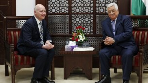 رئيس السلطة الفلسطينية محمود عباس (من اليمين) يلتقي بجيسون غرينبلات، مبعوث الرئيس الأمريكي دونالد ترامب الخاص للمحادثات الدولية، في مدينة رام الله في الضفة الغربية، 14 مارس، 2017. (AFP Photo/Abbas Momani)