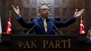 الرئيس التركي رجب طيب اردوغان خلال خطاب امام جلسة لحزب العدالة والتنمية في البرلمان التركي في انقرة، 30 مايو 2017 (AFP Photo/Adem Altan)