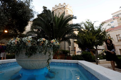 سيدة تشارك في مراسم افتتاح مجمع سيرغي في القدس بعد أعمال ترميم استمرت لستة أعوام. (AFP PHOTO / GALI TIBBON)