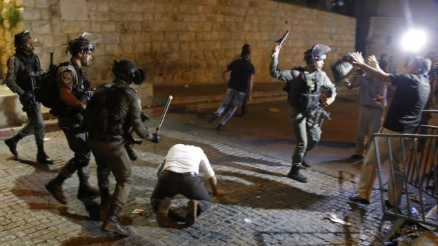 مواجهات بين الشرطة الإسرائيلية ومحتجين فلسطينيين أمام باب الأسباط في البلدة القديمة في القدس، 18 يوليو، 2017. (AFP/AHMAD GHARABLI) مواجهات بين الشرطة الإسرائيلية ومحتجين فلسطينيين أمام باب الأسباط في البلدة القديمة في القدس، 18 يوليو، 2017. (AFP/AHMAD GHARABLI)