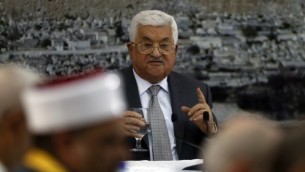 يلقي رئيس السلطة الفلسطينية محمود عباس كلمة خلال اجتماع القيادة الفلسطينية في مدينة رام الله بالضفة الغربية في 21 يوليو / تموز 2017، الذي أعلن خلاله تجميد جميع الاتصالات مع إسرائيل. (AFP/Abbas Momani)