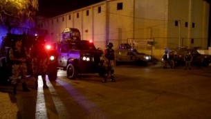 قوات الأمن الأردنية تقف للحراسة خارج السفارة الإسرائيلية في عمان بعد وقوع "حادث" في 23 يوليو / تموز 2017.  (AFP Photo/Khalil Mazraawi)