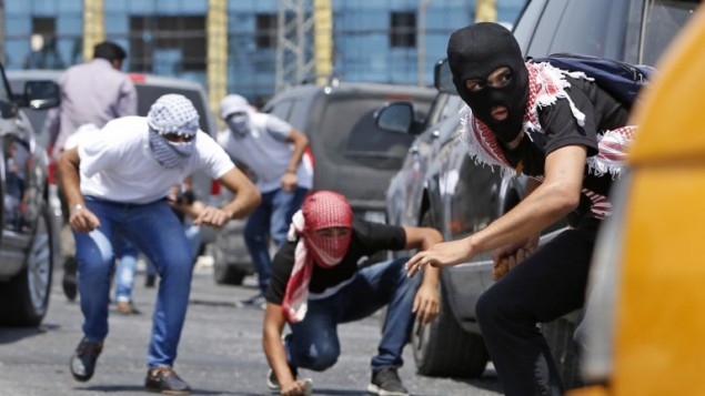 متظاهرين فلسطينيين خلال اشتباكات مع قوات امن اسرائيلية بالقرب من مستوطنة بيت ايل في الضفة الغربية، 24 يوليو 2017 (AFP/Abbas Momani)