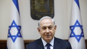 رئيس الوزراء بينيامين نتنياهو يترأس الجلسة الأسبوعية للحكومة في مكتبه في القدس، 30 يوليو، 2017. (AFP/ AMIR COHEN)