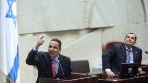 يوئيل حسون خلال جلسة في الكنيست، 16 أغسطس، 2012. (Yoav Ari Dudkevitch/Flash90)