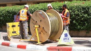 عمال بيزك يركبون خطوط الألياف البصرية.  (Courtesy)