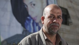 حسين أبو خضير، والد الشاب الفلسطيني المقتول محمد أبو خضير، خارج منزله في القدس الشرقية، 21 أكتوبر / تشرين الأول 2014. (Hadas Parush/Flash90)