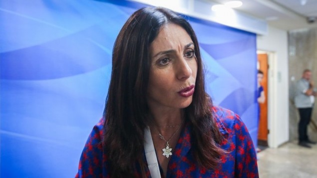 وزير الثقافة ميري ريغيف تصل جلسة الحكومة الاسبوعية في مكتب رئيس الوزراء في القدس، 11 يونيو 2017 (Marc Israel Sellem/ Flash90) وزير الثقافة ميري ريغيف تصل جلسة الحكومة الاسبوعية في مكتب رئيس الوزراء في القدس، 11 يونيو 2017 (Marc Israel Sellem/ Flash90)