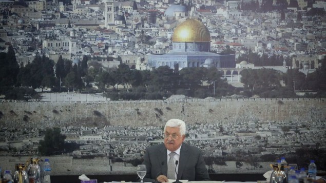 رئيس السلطة الفلسطينية محمود عباس يلقي كلمة خلال اجتماع للقيادة الفلسطينية في مدينة رام الله في الضفة الغربية في 21 يوليو، 2017، يعلن خلالها عن قطع جميع الاتصالات مع إسرائيل. (Flash90) رئيس السلطة الفلسطينية محمود عباس يلقي كلمة خلال اجتماع للقيادة الفلسطينية في مدينة رام الله في الضفة الغربية في 21 يوليو، 2017، يعلن خلالها عن قطع جميع الاتصالات مع إسرائيل. (Flash90)