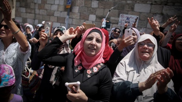مسلمون يحتفلون خارج الحرم القدسي في البلدة القديمة في القدس بعد ان اعلن الزعماء المسلمون اعادة لصلاة في الحرم القدسي, بعد ان رفعت الشرطة الاسرائيلية كل الاجراءات الامنية التي وضعتها في اعقاب هجوم على الموقع المقدس قبل اسبوعين. 27 يوليو 2017. (Hadas Parush/FLASH90)