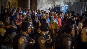 مسلمون يتظاهرون امام باب الاسباط في القدس القديمة، بعد تحديد الشرطة الدخول للحرم القدسي للنساء والمسنين، 27 يوليو 2017 (Hadas Parush/Flash90)