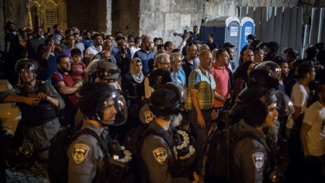مسلمون يتظاهرون امام باب الاسباط في القدس القديمة، بعد تحديد الشرطة الدخول للحرم القدسي للنساء والمسنين، 27 يوليو 2017 (Hadas Parush/Flash90)