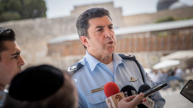 قائد شرطة القدس يورام هاليفي خلال مؤتمر صحفي حول الاحداث الاخيرة في الحرم القدسي، في الحائط الغربي، 27 يوليو 2017 (Yonatan Sindel/Flash90)
