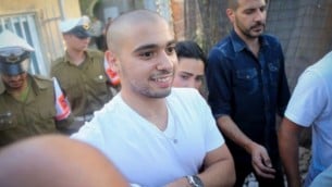 الجندي الإسرائيلي السابق ايلور عزاريا، المدان بالقتل غير المعد لإجهازه على منفذ هجوم فلسطيني مصاب،  يصل إلى مقر الجيش في تل ابيب، 30 يوليو 2017 (Flash90)