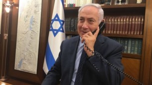 يتحدث رئيس الوزراء بنيامين نتنياهو على الهاتف مع سفيرة إسرائيل لدى الأردن عينات شلين, ومسؤول الأمن الذي طعن وأطلق النار على اثنين من الأردنيين عند عودتهما إلى إسرائيل في 24 يوليو / تموز 2017. (courtesy)