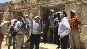 رئيس بلدية القدس والسفير الإسرائيلي الى الامم المتحدة داني دانون مع مجموعة سفراء الى الامم المتحدة من تسع دول، خلال جولة في مدينة داود في القدس، 4 يوليو 2017 (Arnon Bossani and Frayda Leibtag)