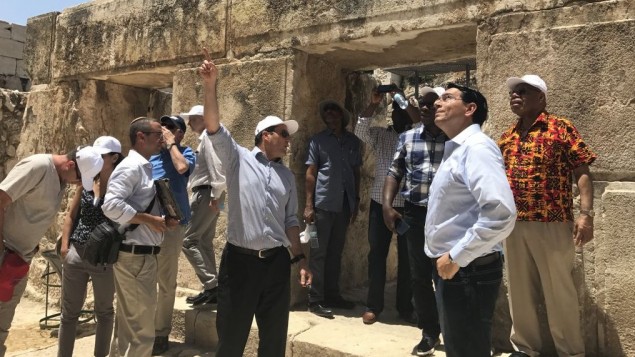 رئيس بلدية القدس والسفير الإسرائيلي الى الامم المتحدة داني دانون مع مجموعة سفراء الى الامم المتحدة من تسع دول، خلال جولة في مدينة داود في القدس، 4 يوليو 2017 (Arnon Bossani and Frayda Leibtag)