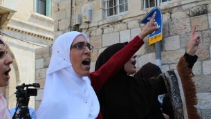 نساء مسلمات خلال الاحتجاجات على اجراءات امنية اسرائيلية في باب الاسباط في القدس القديمة، 25 يوليو 2017 (Raoul Wootliff/Times of Israel)