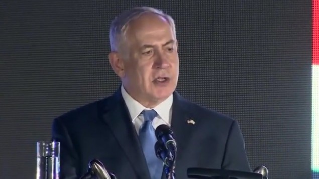 رئيس الوزراء بنيامين نتنياهو خلال احتفال بيوم الاستقلال الامريكي في منزل السفير في هرتسليا، 3 يوليو 2017 (Screenshot)