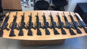 بنادق M16 قامت الشرطة بمصادرتها في أعقاب سرقة البنادق من قاعدة عسكرية، 27 مايو، 2017. (المتحدث بإسم الشرطة)