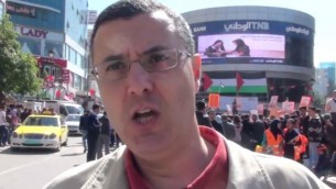 الناشط في حركة BDS عمر البرغوثي في مسيرة مؤيدة للمقاطعة في رام الله، فبراير 2016. (YouTube screen capture)