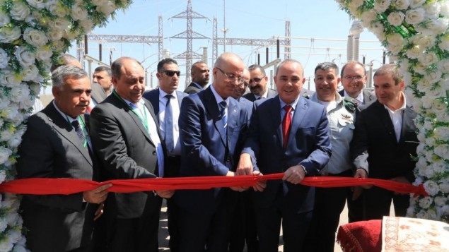 وزير البنى التحتية الإسرائيلي يوفال شتاينتس (مرتديا ربطة العنق الحمراء) ورئيس الوزراء الفلسطيني رامي الحمد الله يقصان الشريط للاحتفال بأول اتفاق تجاري بين شركتي الكهرباء الإسرائيلية والفلسطينية لزيادة إمدادات الكهرباء إلى منطقة جنين في الضفة الغربية، 10 يوليو، 2017. (Yossi Weiss) وزير البنى التحتية الإسرائيلي يوفال شتاينتس (مرتديا ربطة العنق الحمراء) ورئيس الوزراء الفلسطيني رامي الحمد الله يقصان الشريط للاحتفال بأول اتفاق تجاري بين شركتي الكهرباء الإسرائيلية والفلسطينية لزيادة إمدادات الكهرباء إلى منطقة جنين في الضفة الغربية، 10 يوليو، 2017. (Yossi Weiss)
