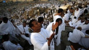 حجاج مسلمون يؤدون  مناسك الحج على جبل عرفة بالقرب من مكة في فجر 11 سبتمبر، 2016. (AFP Photo/Ahmad Gharabli)