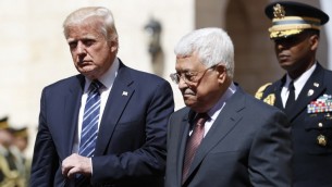 رئيس السلطة الفلسطينية محمود عباس يرحب بالرئيس الامريكى دونالد ترامب فى قصر الرئاسة في مدينة بيت لحم بالضفة الغربية فى 23 مايو عام 2017. (Thomas COEX / AFP)