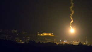 صورة توضيحية: صورة تم التقاطها من الحدود الجنوبية لإسرائيل مع قطاع غزة تظهر قنابل ضوئية إسرائيلية تضيء سماء القطاع الساحلي، 7 يوليو، 2014. (AFP/JACK GUEZ)