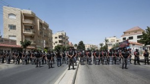 قوى الأمن الأردنية خلال مظاهرات بالقرب من السفارة الإسرائيلية في عمان، 28 يوليو، 2017، تدعو إلى إغلاق السفارة وطرد السفيرة وألغاء معاهدة السلام التي تم التوقيع عليها في عام 1994. (AFP/KHALIL MAZRAAWI)