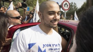 الجندي السابق إيلور عزاريا، الذين أدين بالقتل غير العمد وحُكم عليه بالسجن 18 شهرا لإجهازه على  منفذ هجوم فلسطيني مصاب ومنزوع السلاح في مدينة الخليل في الضفة الغربية، يصل إلى سجن تسريفين العسكري في ريشون لتسيون، 9 أغسطس، 2017، للبدء بقضاء فترة محكوميته. (AFP PHOTO / JACK GUEZ)