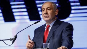 رئيس الوزراء بنيامين نتنياهو يلقي خطابا خلال تجمع دعم من قبل أعضاء حزب الليكود وناشطين في مركز المؤتمرات في  تل أبيب في 9 أغسطس 2017.  (AFP/Jack GUEZ)