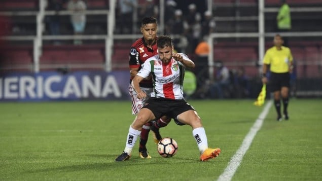 لاعبين من فريقي ’فلامينغو’ البرازيلي، و’باليستينو’ التشيلي خلال مباراة في ريو، 9 اغسطس 2017 (AFP Photo/Apu Gomes)