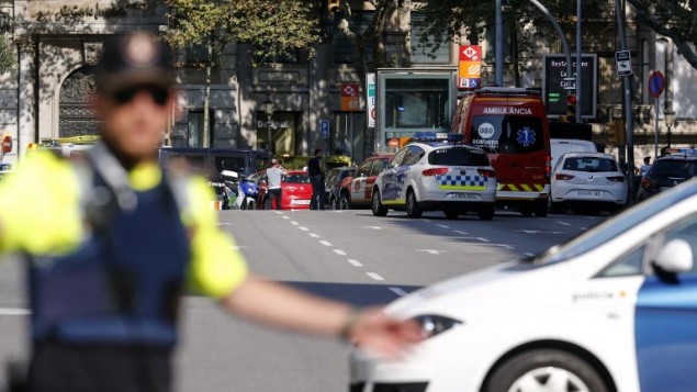 الشرطة تغلق شارع بعد هجوم دهس في برشلونة، 17 اغسطس 2017 (PAU BARRENA / AFP)