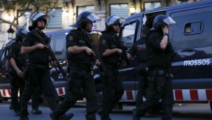 عناصر الشرطة الاسبانية في ساحة هجوم دهس في برشلونة، 17 اغسطس 2017 (AFP PHOTO / PAU BARRENA)