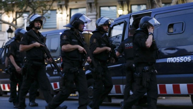 عناصر الشرطة الاسبانية في ساحة هجوم دهس وقع في برشلونة، 17 اغسطس 2017 (PAU BARRENA / AFP)