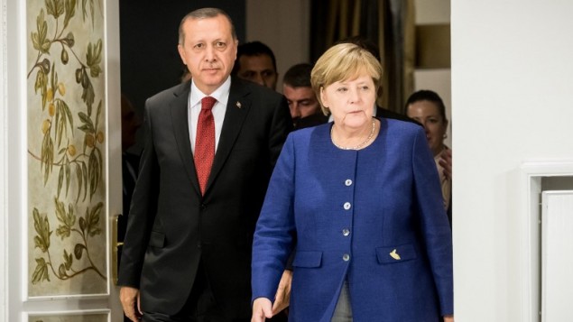 الرئيس التركي رجب طيب اردوغان والمستشارة الألمانية انغيلا ميركل قبل لقاء ثنائي عشية قمة مجموعة العشرين في هامبرغ، 6 يوليو 2017 (MICHAEL KAPPELER / POOL / AFP)