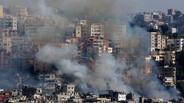 الدخان بتصاعد من مباني في مخيم عين الحلوة للاجئين الفلسطينيين في لبنان، اثناء اشتباكات بين قوات فلسطينية ومقاتلين اسلاميين، 19 اغسطس 2017 (AFP PHOTO / Mahmoud ZAYYAT)