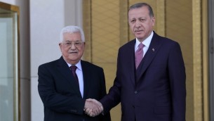 رئيس السلطة الفلسطينية محمود عباس يصافح الرئيس التركي رجب طيب اردوغان خلال حفل استقبال رسمي في المجمع الرئاسي في انقرة، 28 اغسطس 2017 (AFP PHOTO / ADEM ALTAN)