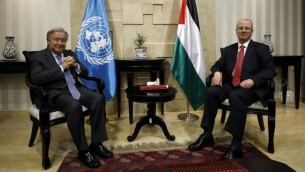 الأمين العام للأمم المتحدة أنطونيو غوتيريش (من اليسار) يلتقي برئيس الوزراء الفلسطيني رام الحمد الله (من اليمين) في مدينة رام الله في الضفة الغربية، 29 أغسطس، 2017.  (AFP Photo/Pool/Mohamad Torokman)