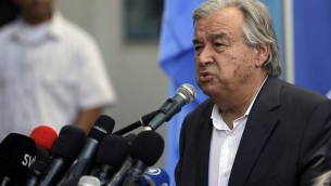 الأمين العام للأمم المتحدة أنطونيو غوتيريش يدلي بتصريح لوسائل الإعلام، خلال زيارة لمدرسة تابعة للأمم المتحدة في بيت لاهيا شما قطاع غزة، 30 أغسطس، 2017. (AFP/MAHMUD HAMS)