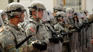 الحرس القومي في ولاية فيرجنيا يحرسون بعد هجوةم دعس خلال مظاهرة لليمين المتطرف في شارلوتسفيل، 12 اغسطس 2017 (CHIP SOMODEVILLA / GETTY IMAGES NORTH AMERICA / AFP)