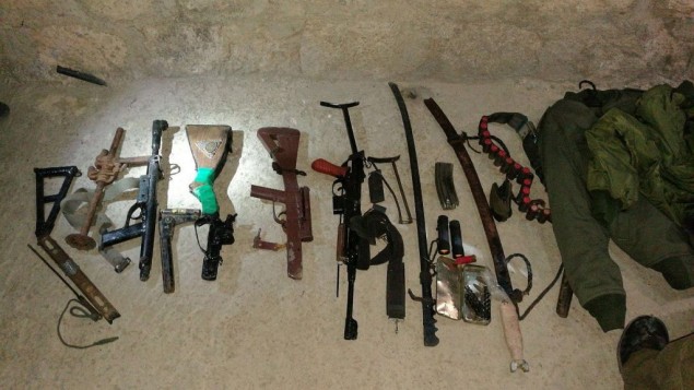 اسلحة عثر عليها جنود خلال مداهمات في الضفة الغربية، 31 اغسطس 2017 (Israel Defense Forces) اسلحة عثر عليها جنود خلال مداهمات في الضفة الغربية، 31 اغسطس 2017 (Israel Defense Forces)