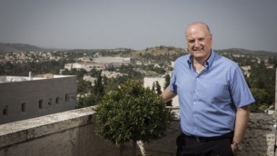 السفير الإسرائيلي لدى مصر دافيد غوفرين في منزله في مافسيرت تسيون، بالقرب من القدس، 5 يونيو، 2016. (Hadas Parush/Flash90)